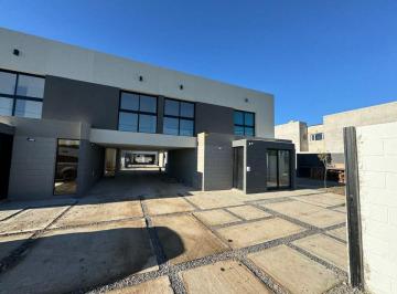 Casa de 4 ambientes, La Plata · Venta de Duplex en Barrio El Quimilar