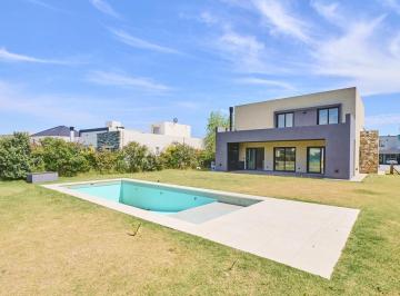 Casa · 210m² · 5 Ambientes · 2 Cocheras · Venta Casa en Terralagos Tres Cuartos