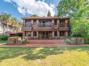 Casa · 235m² · 6 Ambientes · 2 Cocheras · Venta - Casa - 6 Ambientes - Parque y Quincho - Barrio Caisamar
