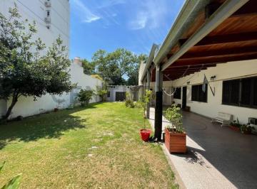 Casa · 408m² · Casa en Venta en La Plata con Locales