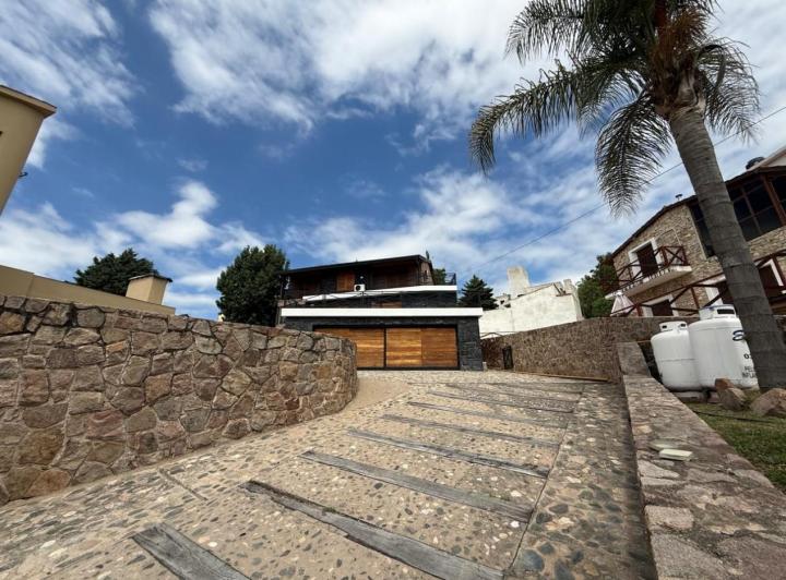 Casa · 358m² · 8 Ambientes · 6 Cocheras
