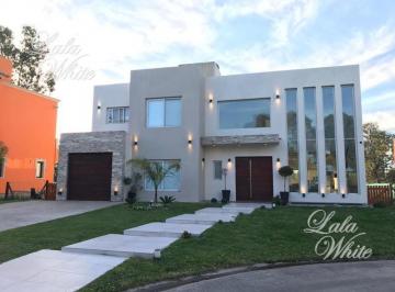 Casa · 360m² · 6 Ambientes · 1 Cochera · Casa con Pileta en Venta - Terralagos, Canning, Ezeiza