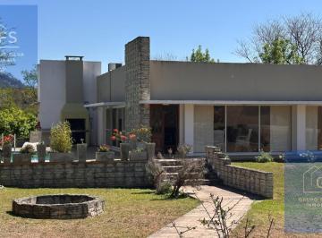 Casa · 185m² · 6 Ambientes · 2 Cocheras · Casa en Raco
