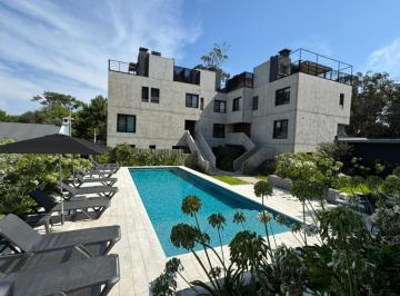 Departamento · 114m² · 4 Ambientes · 2 Cocheras · Apartamento Tipo Casa en Venta en Bosque Suspiros – La Barra, 3 Dorm., Jardín Privado, Parrill