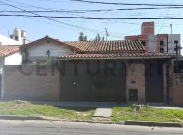 Casa · 140m² · 3 Ambientes · 2 Cocheras · Venta Casa 3 Ambientes Martin Coronado Pileta Patio