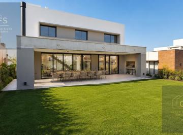 Casa · 390m² · 8 Ambientes · 2 Cocheras · Casa Barrio Privado Alto Verde