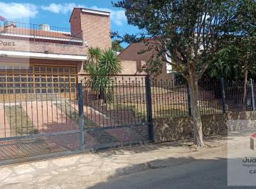 Casa · 324m² · 8 Ambientes · 4 Cocheras · Villa Carlos Paz Amplia Casa 2 Cuadras del Centro