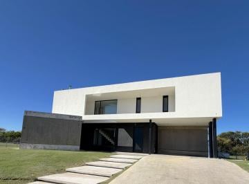 Casa · 393m² · 9 Ambientes · 2 Cocheras · Imponente Propiedad a Estrenar con Piscina Sobre Lote de 1100 m²