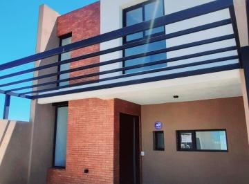 Casa · 121m² · 5 Ambientes · 2 Cocheras · Duplex 3 Dorm. 2 Baños Docta Zona con Servicios