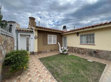 Casa · 220m² · 4 Ambientes · 1 Cochera · Venta - 2 Casas de 2 Domitorios con Cochera, Jardin y Pileta. Fisherton, Rosario.