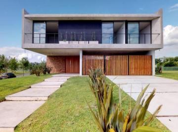 Casa · 270m² · 7 Ambientes · 2 Cocheras · Venta/alquiler Casa 4 Dorm. en La Volanta, Pilará