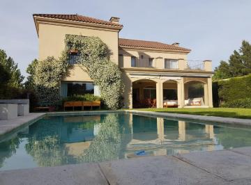 Casa · 290m² · 4 Dormitorios · 2 Cocheras · Importante Propiedad con Piscina en Los Ombúes.