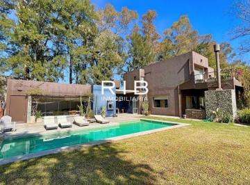Casa de 4 ambientes, Pilar · Luminosa Propiedad Moderna Sobre 1794 m²
