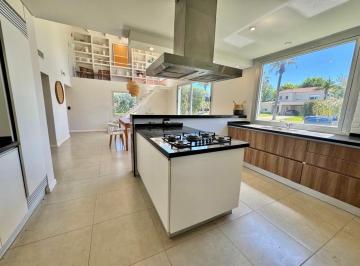 Casa · 208m² · 5 Ambientes · 1 Cochera · Venta - Casa de 3 Dorm., Piscina - Barrio Miraflores, Funes Hills