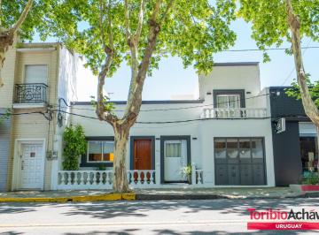 Casa · 175m² · 5 Ambientes · 1 Cochera · Casa Céntrica de 3 Dorm. en Colonia, Reciclada y en Excelente Estado