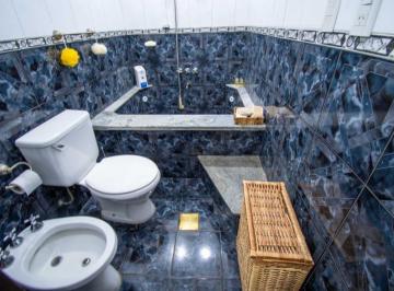 Casa · 216m² · 9 Ambientes · 4 Cocheras · Venta Casa en 3 Dorm. con Piscina y Quincho en Barrio Roque Sáenz Peña