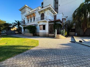 Casa · 659m² · 9 Ambientes · 1 Cochera · Exclusivo Castillo con Quincho y Piscina - Bv. Yrigoyen
