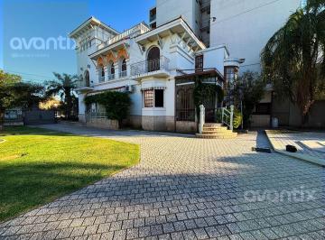 Casa · 659m² · 9 Ambientes · 1 Cochera · Exclusivo Castillo con Quincho y Piscina - Bv. Yrigoyen