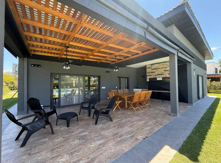 Casa · 236m² · 5 Ambientes · 4 Cocheras