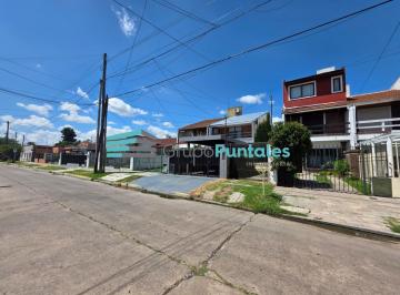 Casa · 168m² · 4 Ambientes · 1 Cochera · Duplex en Turdera, Totalmente Reciclado, con 3 Dorm.