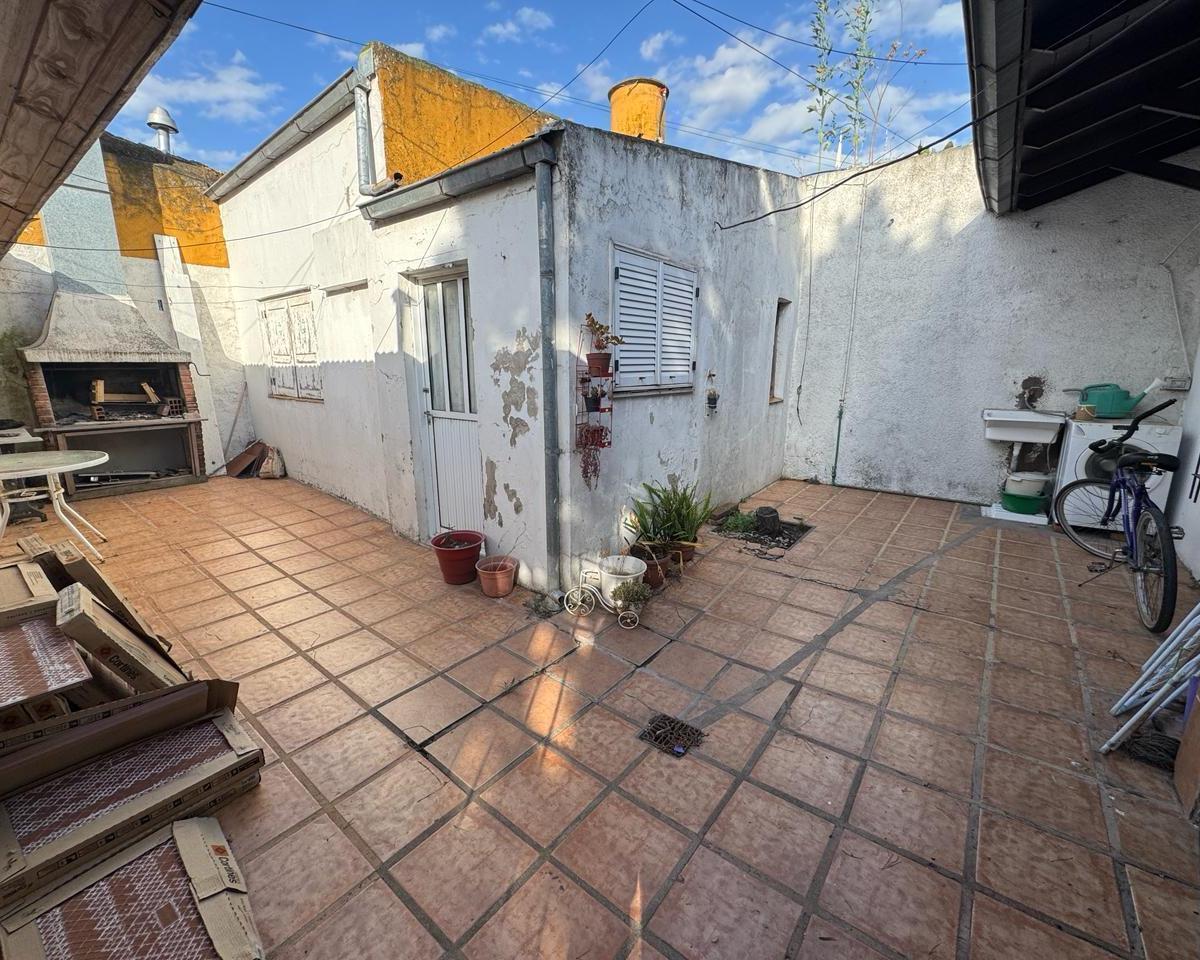 Chalet 3 ambientes con departamento independiente Y garaje – barrio san juanavellaneda y Francia