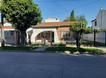 Casa de 6 ambientes, Vicente López · Casa con 350 m² y 4 Dorm. en Venta en Munro Gran Jardin de Fondo