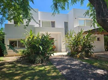 Casa · 400m² · 8 Ambientes · Casa Barrio Santa Barbara