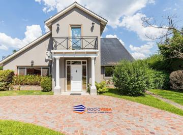 Casa · 208m² · 7 Ambientes · Casa en Venta en Campos de Alvarez
