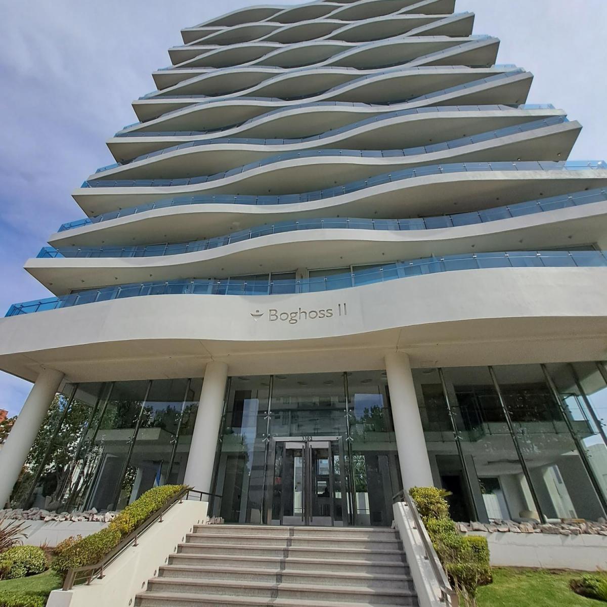 En venta exclusivo Departamento de 3 ambientes con cochera en moderno edificio de categoria con amenities y seguridad 24hs