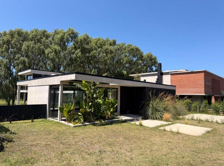 Casa · 200m² · 4 Ambientes · 2 Cocheras