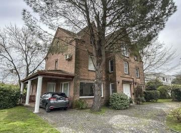 Casa · 360m² · 7 Ambientes · Excelente Casa Luminosa en Venta.