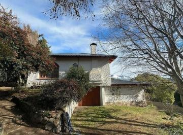 Casa · 250m² · 6 Ambientes · 1 Cochera · Venta Excelente Casa, Spa y Quincho, Vista Panorámica, Pájaro Azul, Bariloche. Ideal Emprendimiento