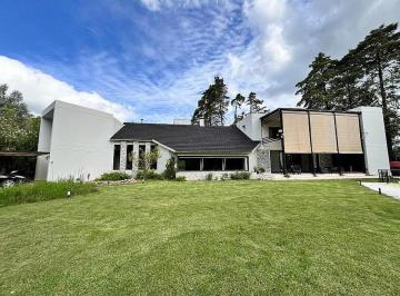 Casa · 326m² · 9 Ambientes · Excelente Propiedad en Venta.