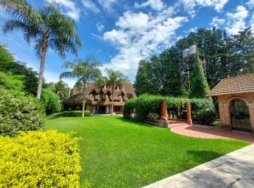 Casa · 413m² · 5 Ambientes · 6 Cocheras · Villa Udaondo - Destacado Chalet - Lote 2751 m²
