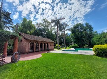 Casa · 413m² · 5 Ambientes · 6 Cocheras · Villa Udaondo - Destacado Chalet - Lote 2751 m²