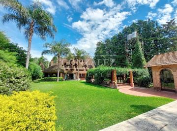 Casa · 413m² · 5 Ambientes · 6 Cocheras · Villa Udaondo - Destacado Chalet - Lote 2751 m²