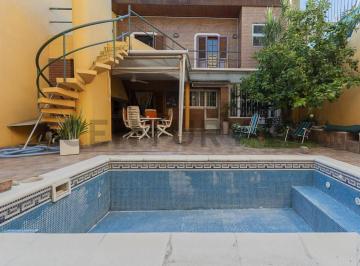 Casa · 340m² · 7 Ambientes · 2 Cocheras · Venta Casa 7 Ambientes con Pileta y Jardin en Parque Chacabuco - Acepta Permuta