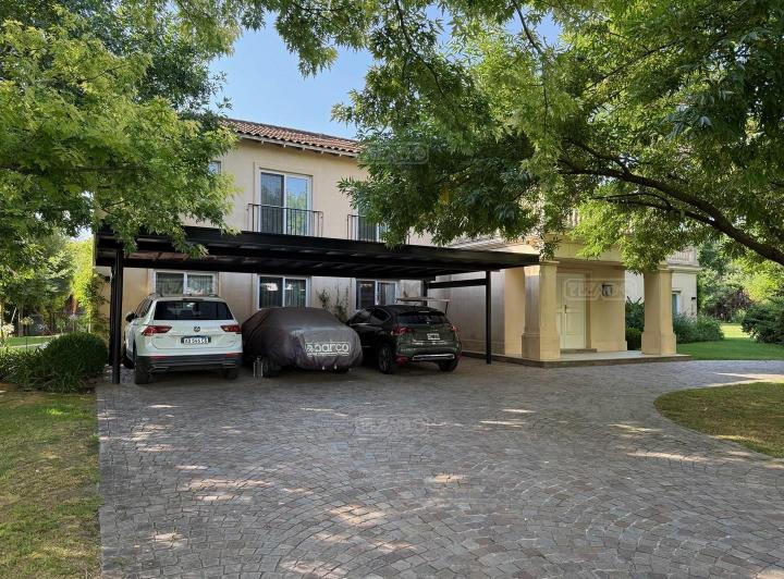 Casa · 450m² · 9 Ambientes · 3 Cocheras