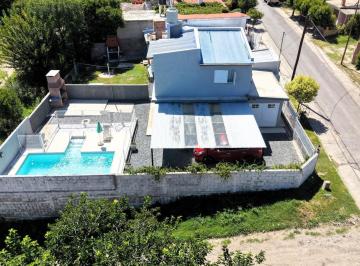 Casa · 247m² · 6 Ambientes · 1 Cochera · Se Vende Casa de 2 Plantas con Pileta en Mina Clavero