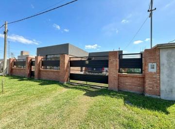 Casa · 130m² · 3 Ambientes · 2 Cocheras · Venta/permuta. Casa 2 Dorm. con Piscina. Apta Credito. Punta Chacra, Roldan