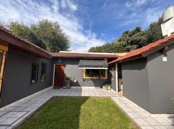 Casa de 5 ambientes, Lomas de Zamora · Excelente Propiedad con Jardín, Quincho y Pileta