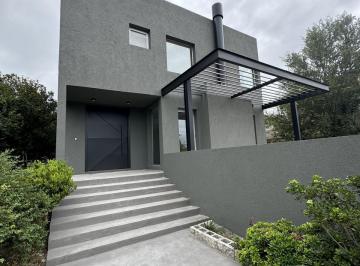 Casa · 3 Dormitorios · 2 Cocheras · Casa en Venta Barrio La Cuesta
