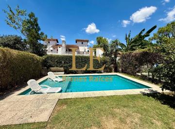 Casa · 200m² · 5 Ambientes · 3 Cocheras · Casa a La Venta en Aranjuez