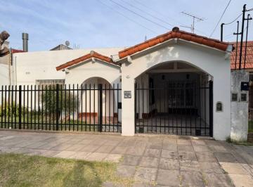 Casa 198m² Venta Haedo · Casa en Venta en El Centro de Haedo con 2 Dorm. y Jardín.