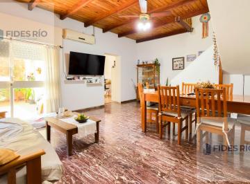 Casa · 191m² · 4 Ambientes · 1 Cochera · Venta - Casa de 3 Dorm. con Terraza y Cochera en Zona Abasto