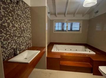 Casa · 190m² · 4 Ambientes · 1 Cochera · Casa en Berazategui
