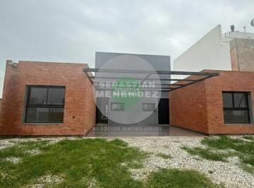 Casa · 70m² · 4 Ambientes · 1 Cochera · Lote Central - 2 Dorm. - a Estrenar - Rincones de Manantiales