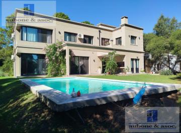 Casa · 240m² · 8 Ambientes · 3 Cocheras · C. C. Los Cardales Sobre Lote Grande de 905 m², 4/5 Dorm. Moderna, Luminosa