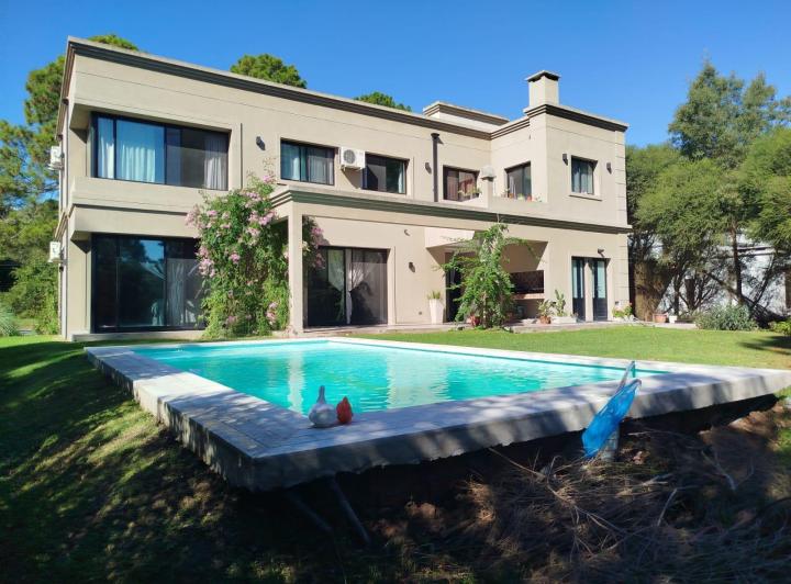 Casa · 240m² · 8 Ambientes · 3 Cocheras