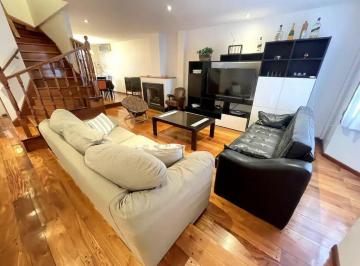 Casa · 250ha · 7 Ambientes · 1 Cochera · Venta de Casa en El Corazón de Núñez